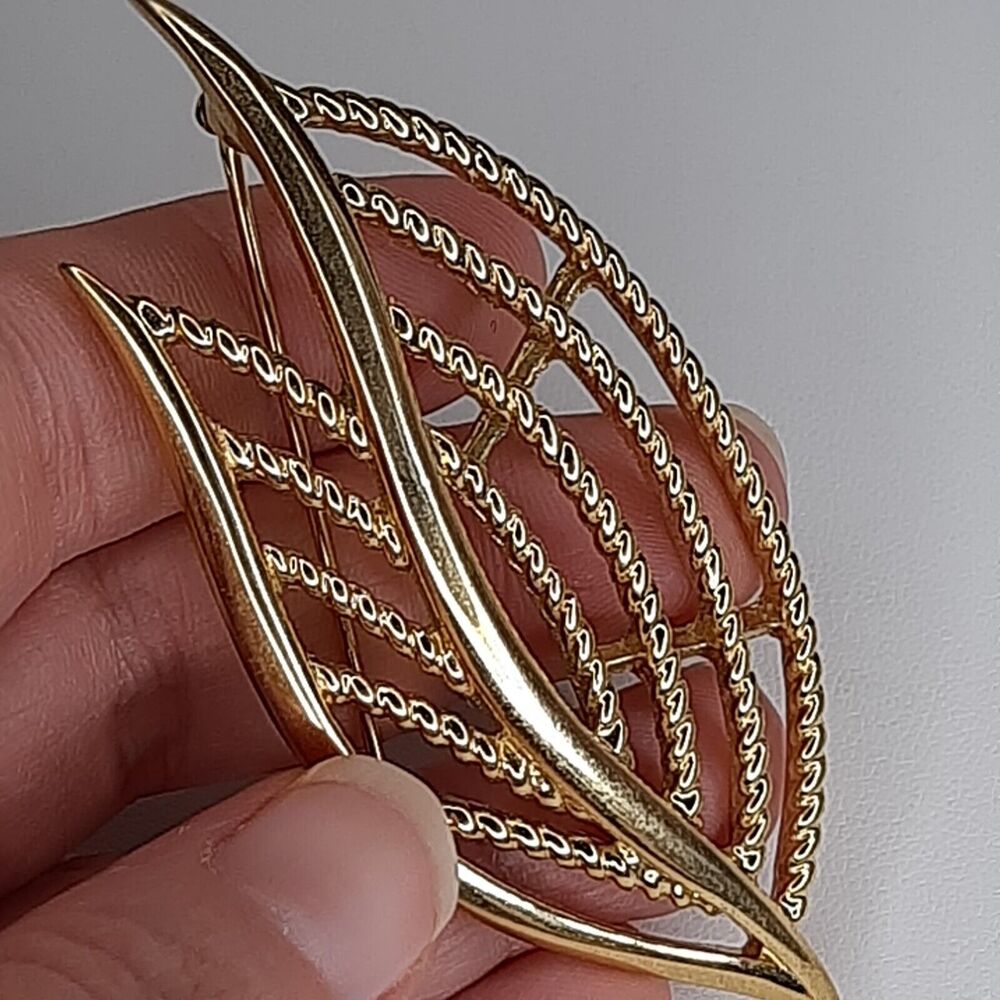 TRIFARI Vtg Gold-Tone Double Leaf Open Work Brooch Pin w/ texture LARGE 3" - Picture 3 of 10